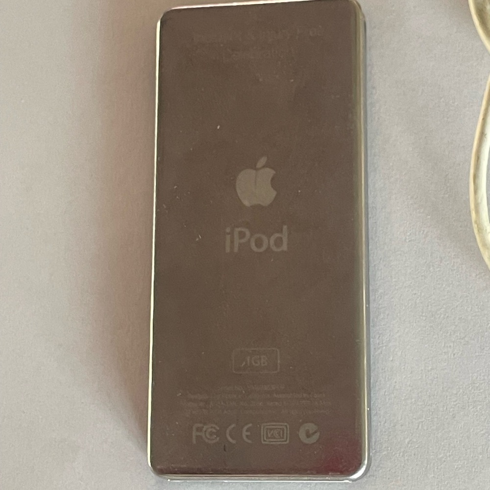 Apple Black iPod Nano Generation 1 with White 30-pin Cable - Picture 3 of 4